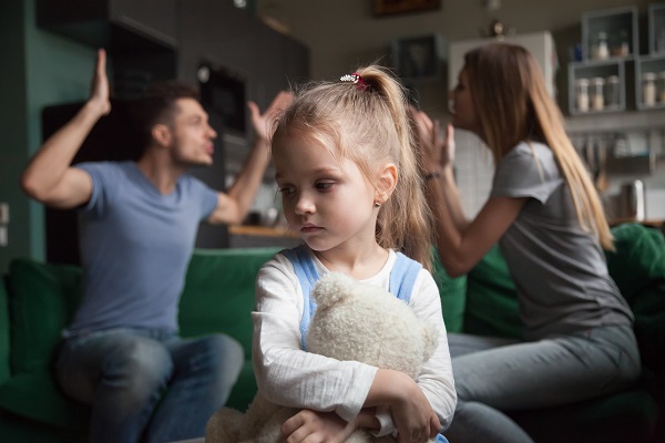 Kid,Daughter,Feels,Upset,While,Parents,Fighting,At,Background,,Sad Aide juridique aux victimes de violence intrafamiliale - CCAS.fr
